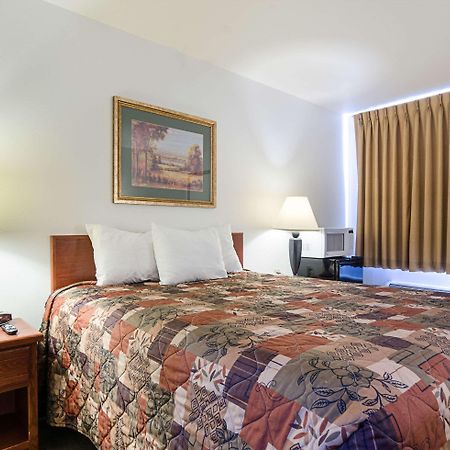 Rodeway Inn Larned Ngoại thất bức ảnh