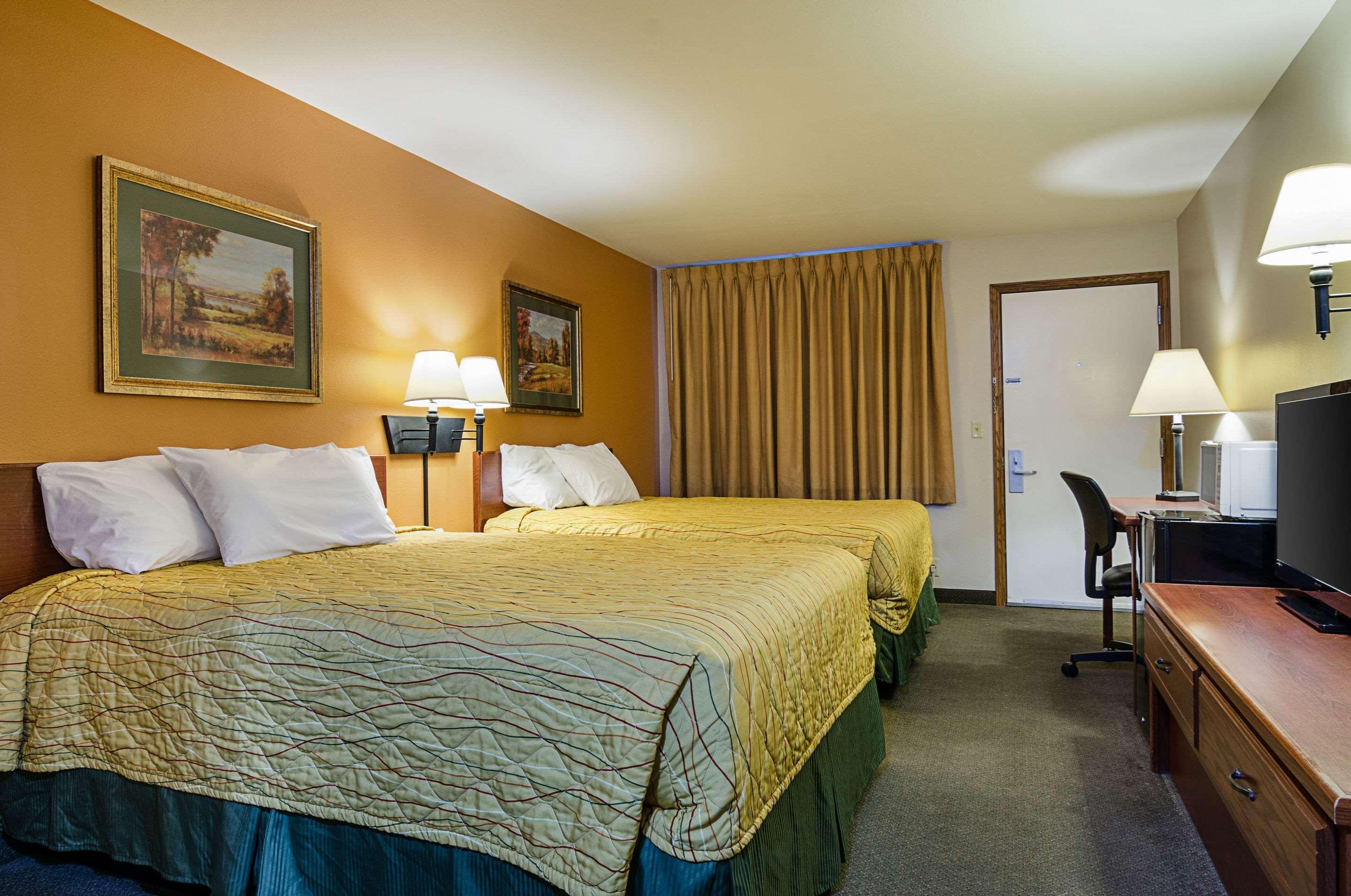 Rodeway Inn Larned Ngoại thất bức ảnh