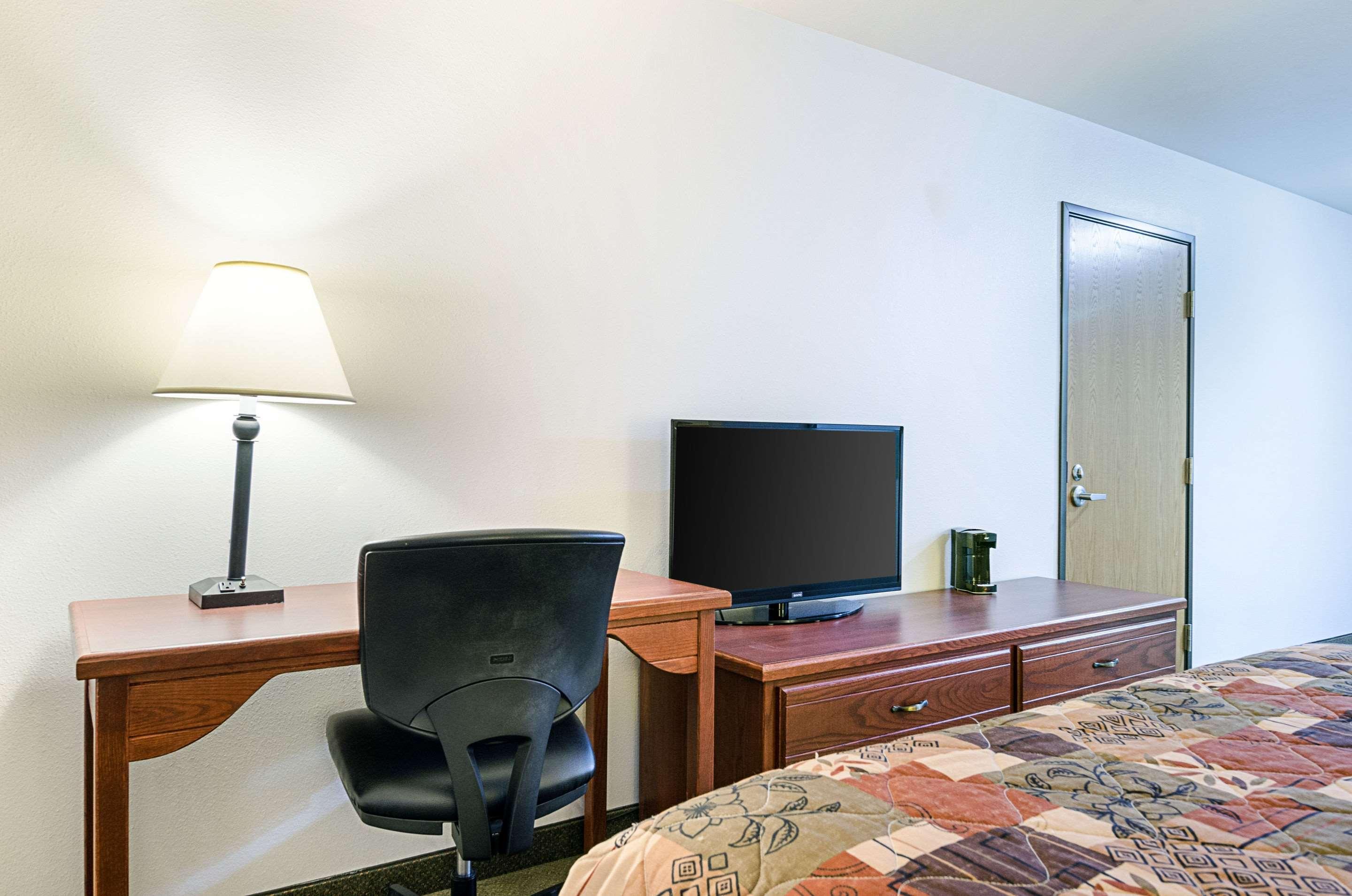 Rodeway Inn Larned Ngoại thất bức ảnh