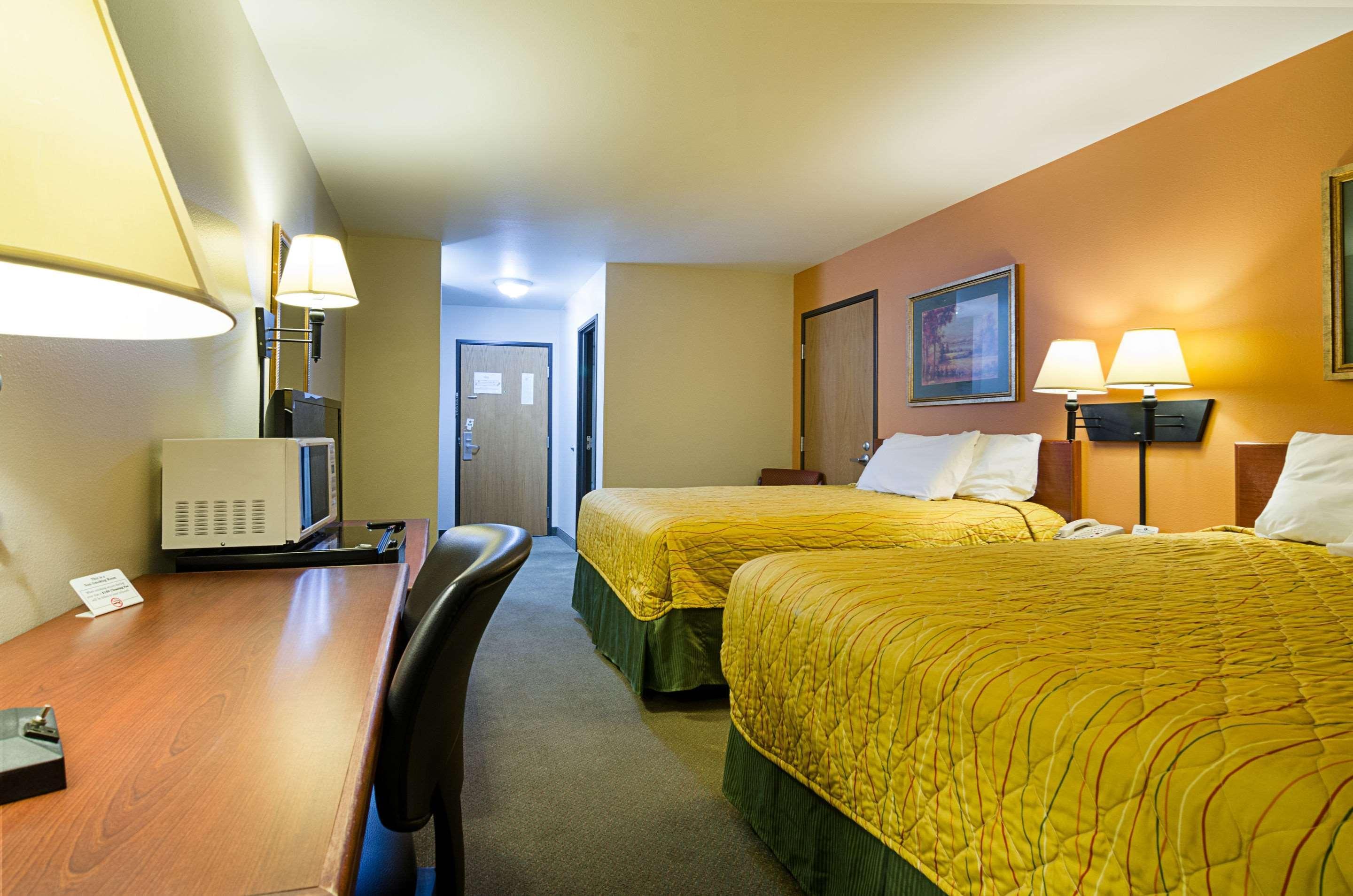 Rodeway Inn Larned Ngoại thất bức ảnh
