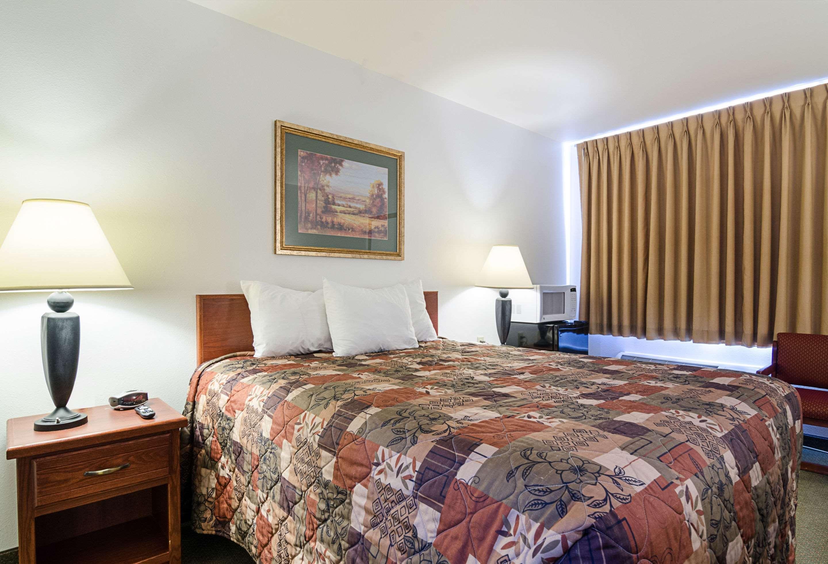 Rodeway Inn Larned Ngoại thất bức ảnh