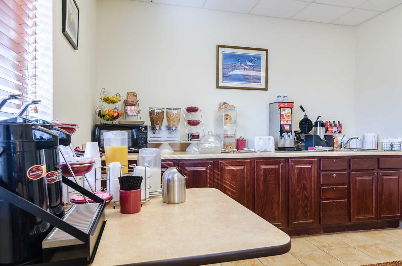 Rodeway Inn Larned Ngoại thất bức ảnh