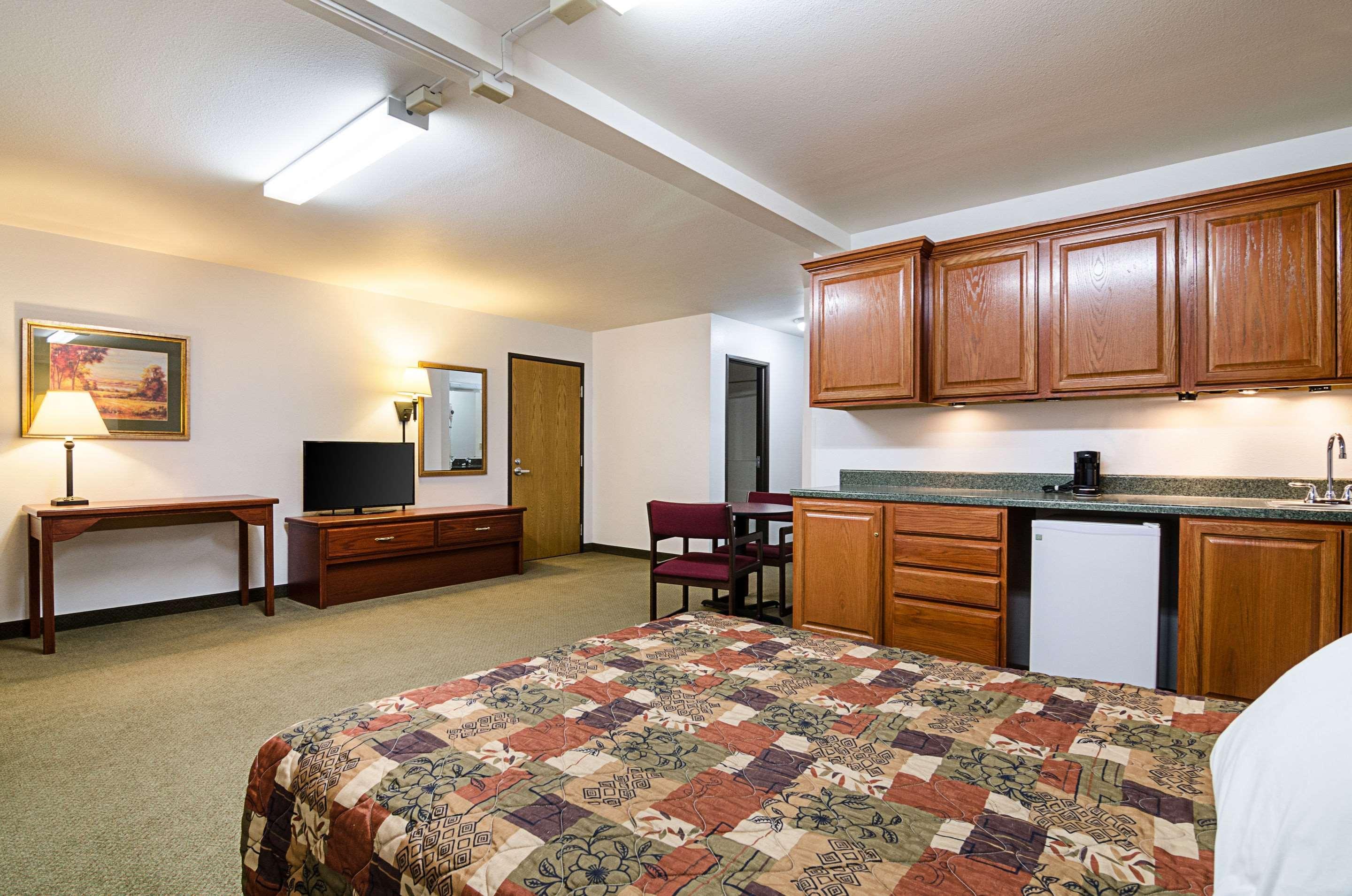 Rodeway Inn Larned Ngoại thất bức ảnh