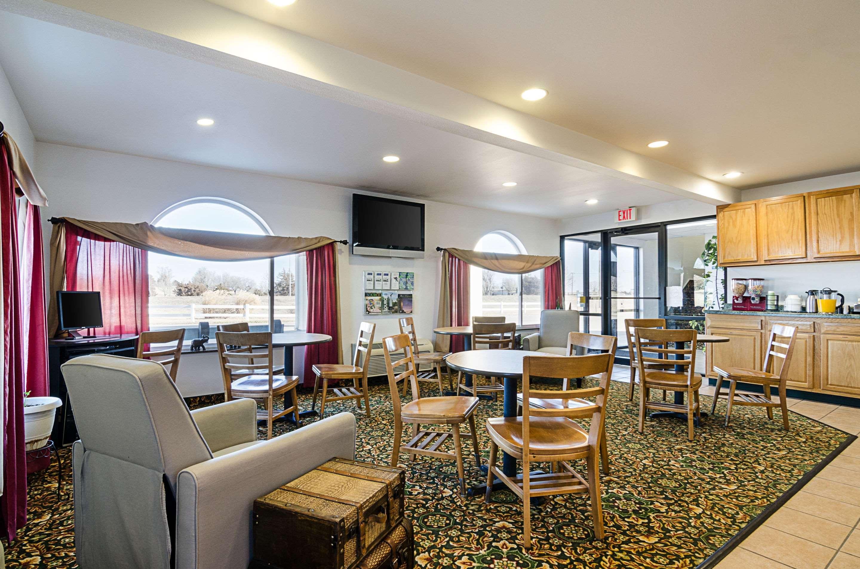Rodeway Inn Larned Ngoại thất bức ảnh