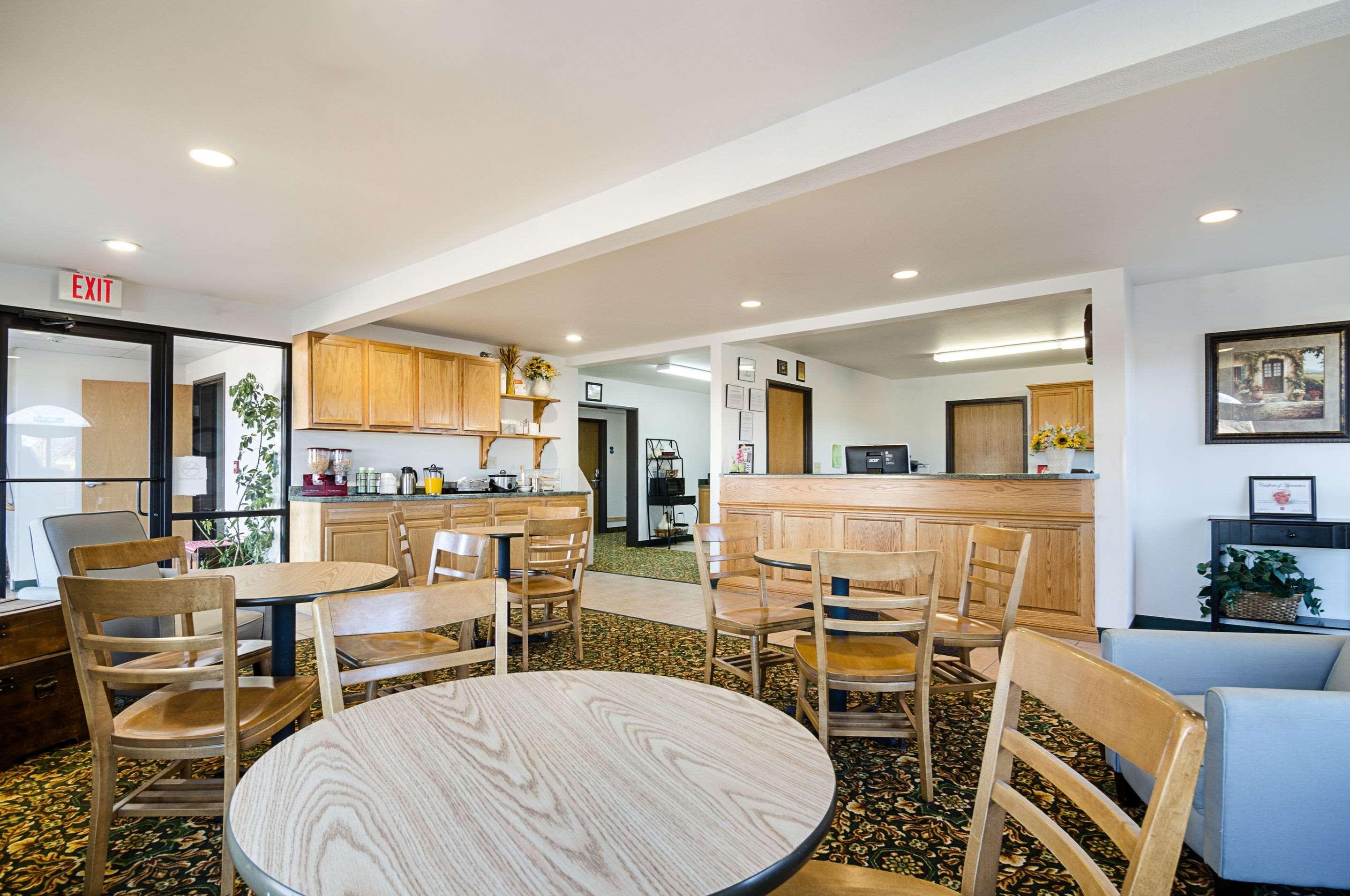 Rodeway Inn Larned Ngoại thất bức ảnh