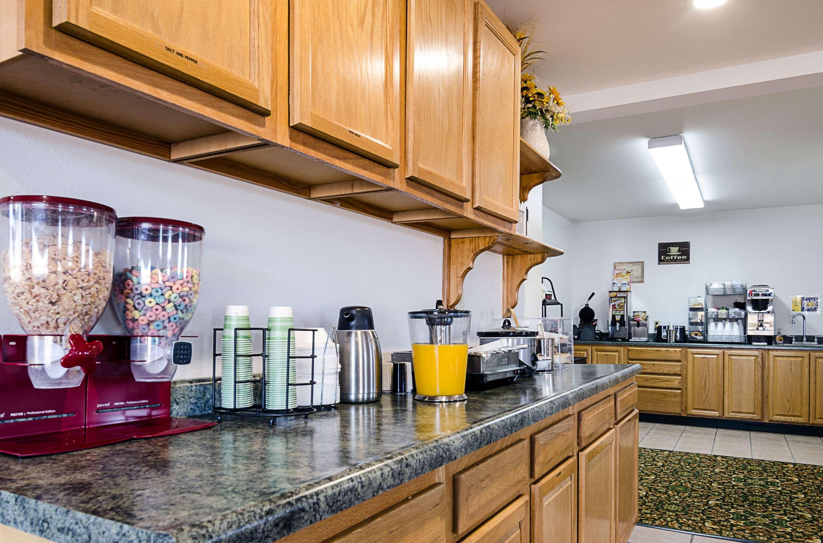 Rodeway Inn Larned Ngoại thất bức ảnh
