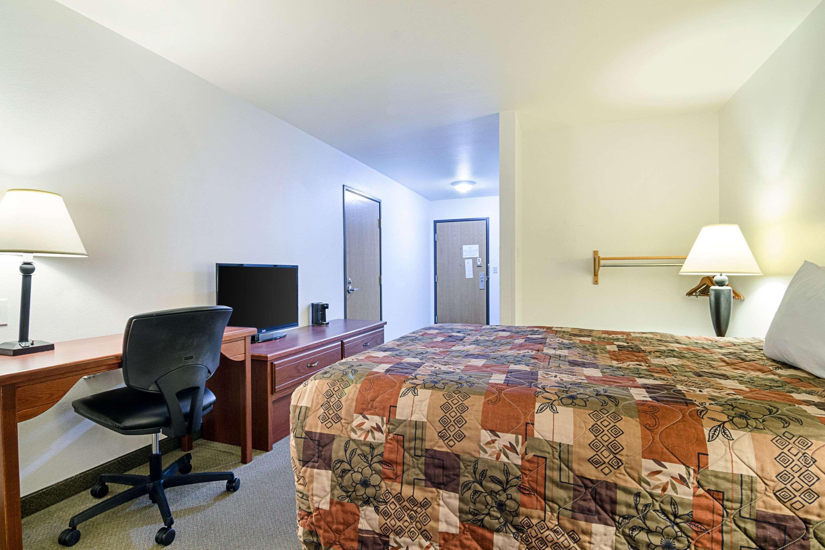 Rodeway Inn Larned Ngoại thất bức ảnh