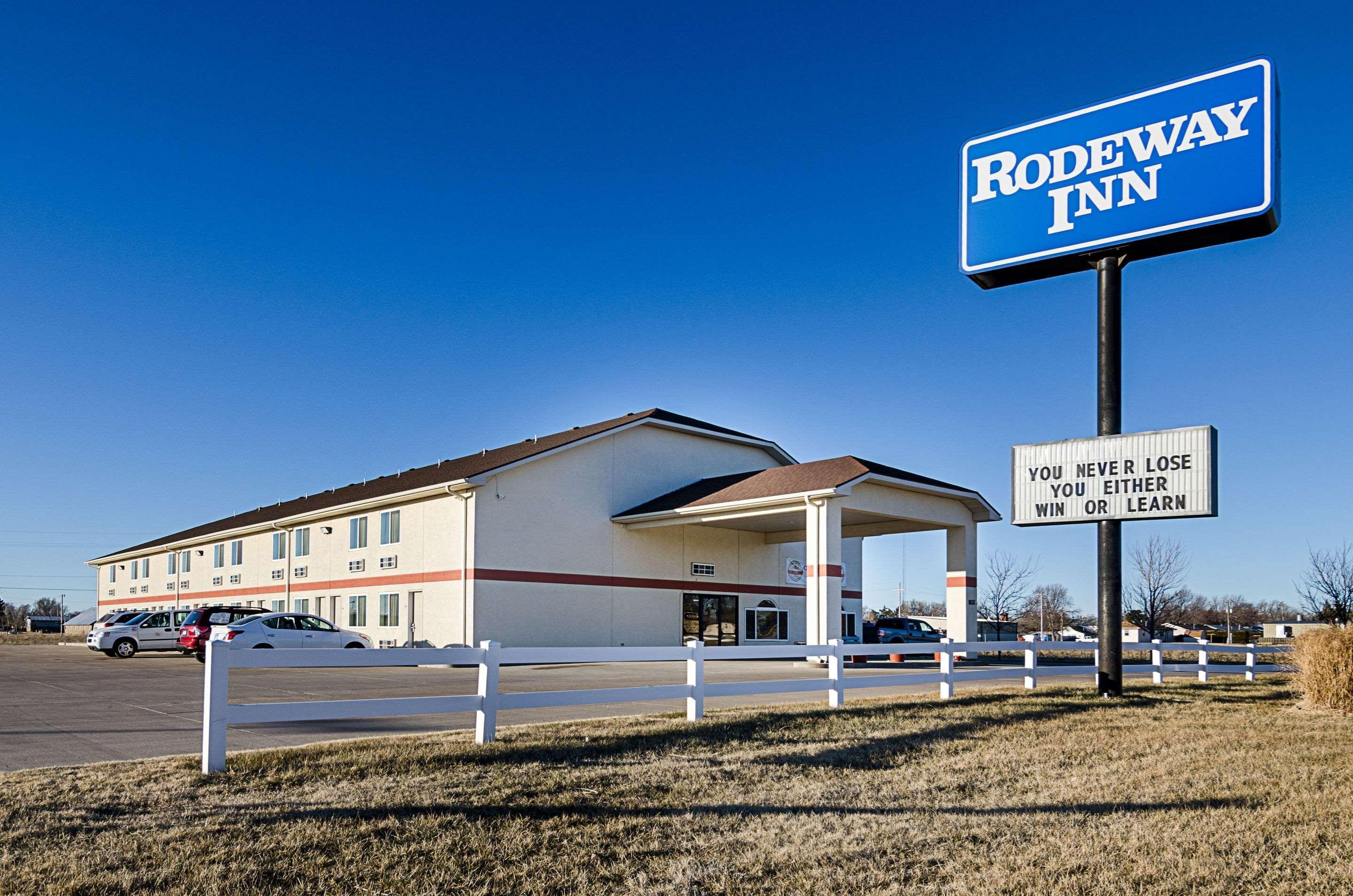 Rodeway Inn Larned Ngoại thất bức ảnh